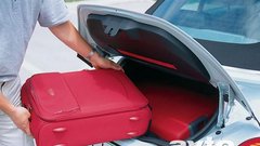 V 201-litrski prtljažnik boste tlačili prtljago skozi razmeroma majhno odprtino 
prtljažnika.