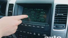 Klimatski napravi, navigacijskemu sistemu in radijskemu sprejemniku lahko poveljujete tudi preko »touch screena«.