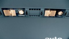 Prezračevalne šobe odlične tripodročne samodejne klimatske naprave za zadnji del vozila so nameščene skupaj s krmilnimi stikali na stropu.
