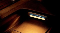 Razsvetljeni napis Multivan vas ponoči pri vstopanju v vozilo vsakič znova pozdravi. 