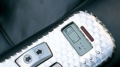 Modernizacija: zaslon, na katerem lahko preverjate pritisk zraka v gumah, in gumba za električni šipi.