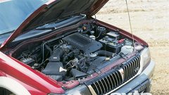 Pod pokrovom: Mitsubishijev šestvaljnik z vbrizgom goriva je poudarjeno živahno se vrteč motor, ki zahteva delo z menjalnikom.