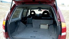 Prtljažnik: ravno dno z zankami za prtljažno mrežo; ob podrti klopi in enem sedežu je mogoče v avtomobil spraviti 2,9 metra dolg predmet!