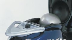 Oblika poudarja uglajenost skuterja: puščičast aluminijast prtljažnik za sedežem je hkrati ročaj za sopotnika.