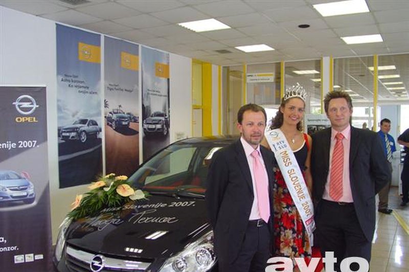 Miss Slovenije 2007 se že vozi s Corso (foto: Opel)