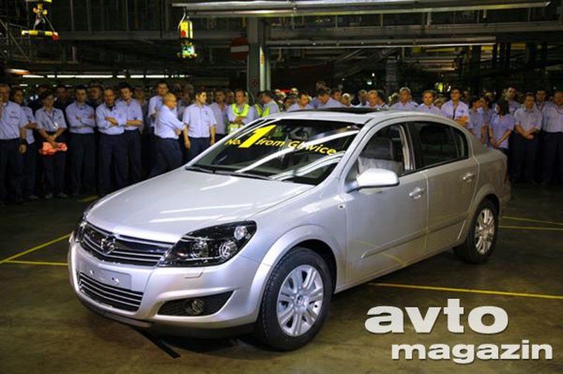 Astra Sedan se dela (foto: Opel)