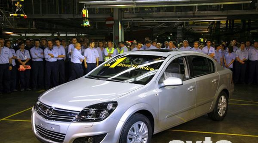 Astra Sedan se dela (foto: Opel)