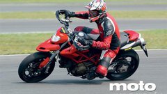 Ducati: Motokros škornji za vožnjo s Hypermotardom niso primerni.