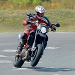 KTM: Supermoto 950 R je najbolj zabaven na dirkališču.