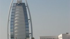 Prolog se je odvijal v bližini prestižnega Burj El Araba.