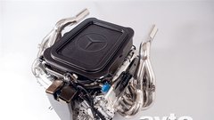 Zaradi zamrznjenih pravil tehta Mercedesov 2,4-litrski V8-motor najmanj 95 kilogramov in ima omejene vrtljaje (19.000/min).