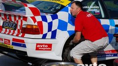 Odlični mehanik Tomaž Križman pomaga pri nastavljanju Grošljevega novega dirkalnika.
