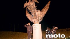 Med Mežico in Ravnami na Koroškem stoji tale spomenik. Za svobodo in mir!