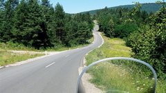 Cesta ob Kolpi je deloma makadamska, a ne toliko, da je ne bi mogli prevoziti tudi s cestnim motociklom.
