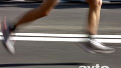 Le koliko korakov naredi maratonec v 42.195 metrih?