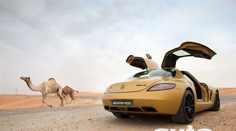 Zlati Mercedes-Benz SLS (foto: Mercedes-Benz)