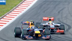Hamilton je na dirki večkrat nakazal, da si želi mimo Red Bullov.