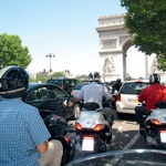 Promet v francoski prestolnici je za naše razmere, milo rečeno, naporen. Vozni pasovi so zarisani bolj za okras. (foto: Milagro, Matevž Hribar)