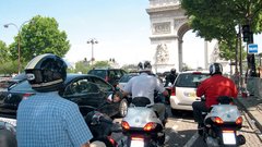 Promet v francoski prestolnici je za naše razmere, milo rečeno, naporen. Vozni pasovi so zarisani bolj za okras.