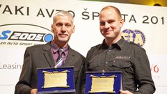 Priznanji za svoj prispevek k slovenskemu avtošportu sta zasluženo prejela tudi napovedovalec Vlado Krivec (končno!) in fotograf Uroš Modlic (desno).