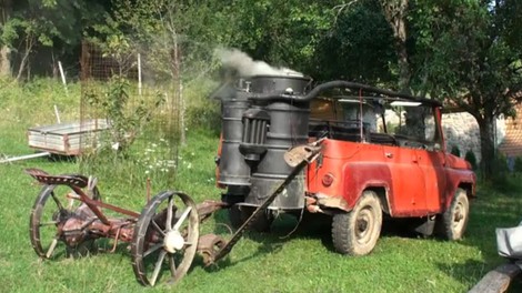 Iznajdljiv Kočevar naredil avtomobil na drva