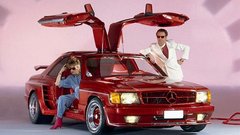 Takole so bili videti frajerji v osemdesetih letih prejšnjega stoletja – z Mercedes-Benzovim kupejem, kičastim od razširitev in dvižnih vrat.