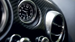 Breitlingova analogna ura
je v Bentleyjih klasika.