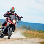 Ni z vsakim motociklom na gladkih gumah tako preprosto driftati po makadamu. Zaradi odličnega položaja za krmilom in zelo neposredne povezave desnice z motorjem je s Crossrunnerjem to mogoče. (foto: Saša Kapetanovič)