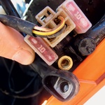 Po prevoženih 18 urah je nenadoma poslušnost
odpovedal električni zaganjalnik, a je bil kriv le odvit
vijak na električni napeljavi. (foto: Matevž Hribar, Peter Kavčič)