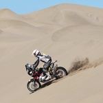 Dakar 2012, 10. etapa: Zmaga Barredi na Husqvarni, Stanovnik popravlja motor (foto: Maindru)