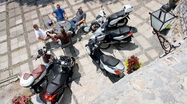 Test: Aprilia Atlantic, Honda SH, Piaggio Beverly in X7 Evo, Yamaha X-Max (foto: Matevž Hribar, Grega Gulin)
