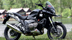 Crossrunner je na pogled zanimiv in dovolj prepoznaven motocikel z oblikovalskimi elementi najnovejših Hond.