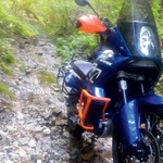 Dakar v modro-oranžni kombinaciji spominja na dirkalnik s tobačnim sponzorjem Gauloises. (foto: Matevž Hribar)