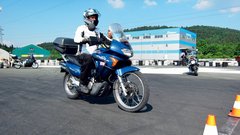 Osnov poznavanja motocikla in vožnje se kandidati naučijo na poligonih.