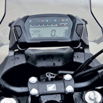 Preprosti in pregledni merilniki so postavljeni visoko, da med vožnjo ni treba umikati pogleda s ceste. (foto: Aleš Pavletič)