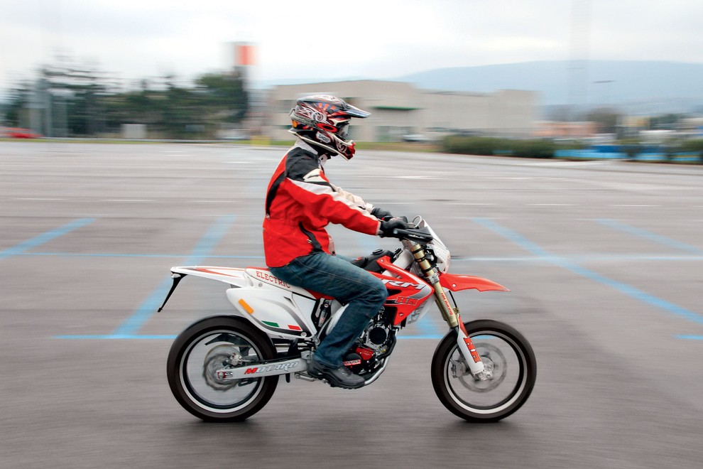 Čeprav je osnova 50-kubični moped, so mere dovolj velike za odraslo osebo.