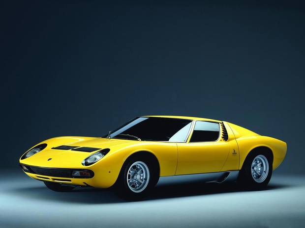 9. LAMBORGHINI MIURA Ferruccio Lamborghini, izdelovalec klimatskih naprav in traktorjev, se je podal v superšportni posel leta 1963, ker je …