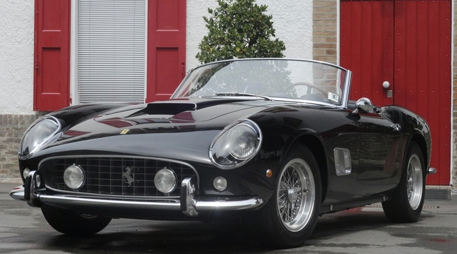 Lepota Ferrarija 250GT Spyder na voljo v črni in rdeči barvi (foto: onscreencars.com)