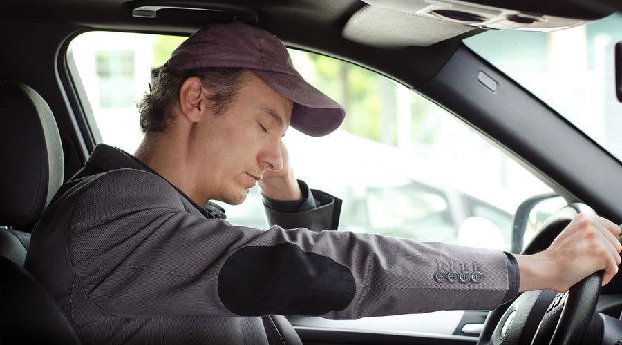 Še 720km ravne avtoceste... bom samo malo zaprl oči... (foto: Shooting Star Studio / shutterstock.com)