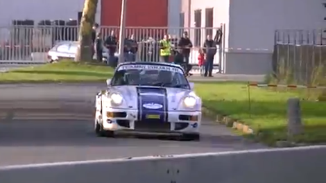 Video: Porsche 911 v atraktivni rally nesreči