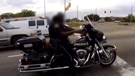Policist na motorju izgubil službo, ker je sodeloval v cestni dirki