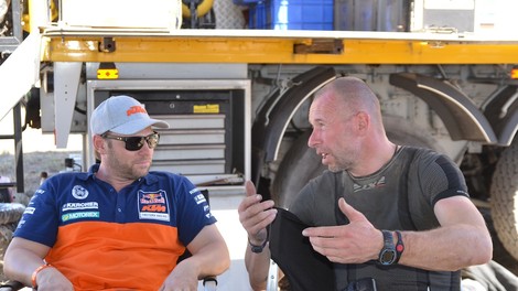 Dakar: KTM bo danes napadel, Stanovnik ujet s šefom ekipe KTM