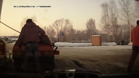 Ruski voznik elegantno prestavi svoje stoječe vozilo