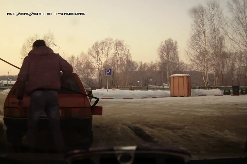 Medtem na ruskih bencinskih servisih ... (foto: YouTube)