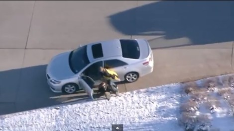 Resnični GTA: na neverjetnem begu pred policijo zamenja tri avtomobile