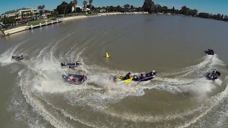 Dirka z malimi čolni je videti kot divji vodni rally