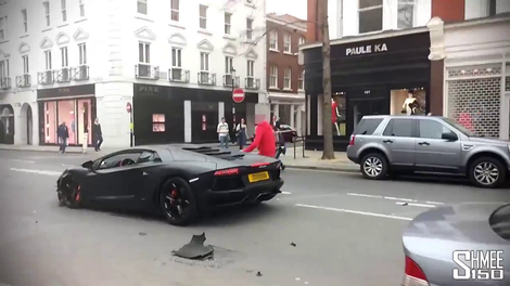 Lamborghini Aventador se na ulicah Londona zaleti v Mazdo