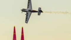 Red Bull Air Race: Arch vrača udarec