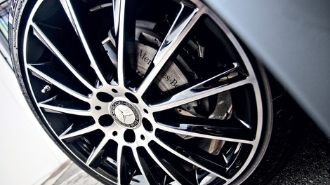 Mercedesa je odpeljala na pooblaščeni servis, ko pa je v aplikaciji videla kje se nahaja njen avto, ni mogla verjeti svojim očem