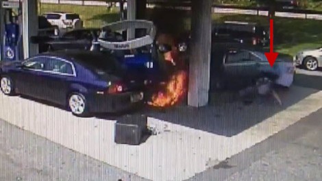 Pogumni policist rešil voznika v nenavadni nesreči na bencinski črpalki